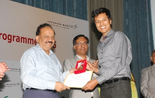 Dr Sooraj Ratnakumar, Swagene's Founder-Scientist, receives the award from Dr Harsh Vardhan