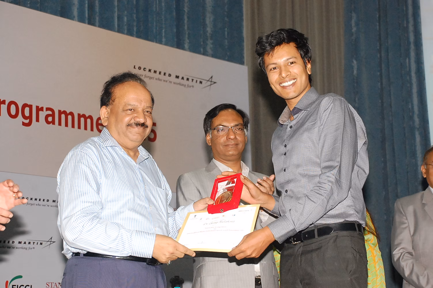 Dr Sooraj Ratnakumar, Swagene's Founder-Scientist, receives the award from Dr Harsh Vardhan